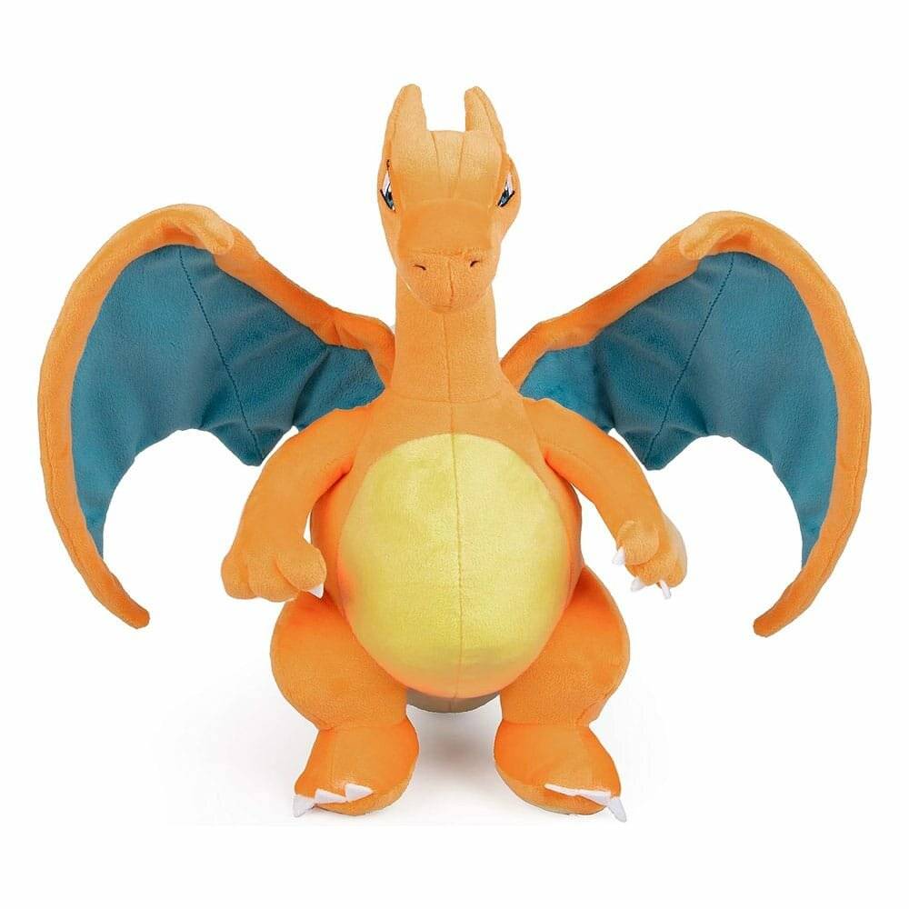Orangefarbenes Charizard-Plüschtier mit blauen Flügeln und gelbem Bauch, frontal auf weißem Hintergrund posiert.