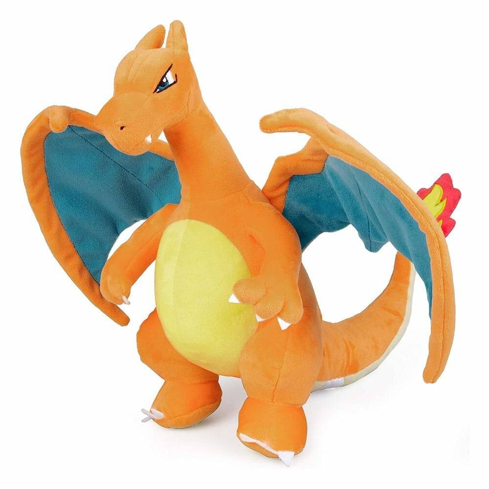 Orangefarbenes Charizard-Plüschtier mit blauen Flügeln und gelbem Bauch, stehend auf weißem Hintergrund.