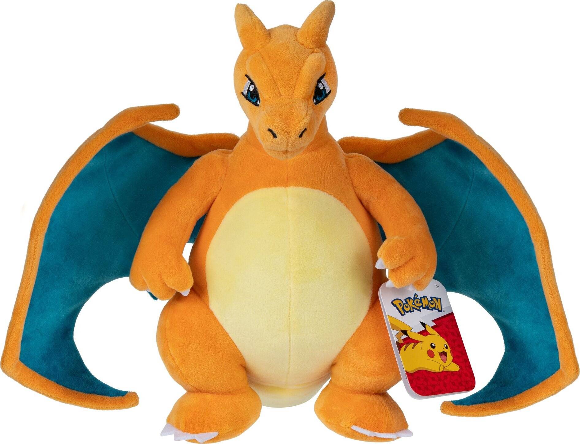 Orange Charizard Pokémon Plüschtier mit blauen Flügeln und einem Anhängeetikett, frontal auf weißem Hintergrund dargestellt.