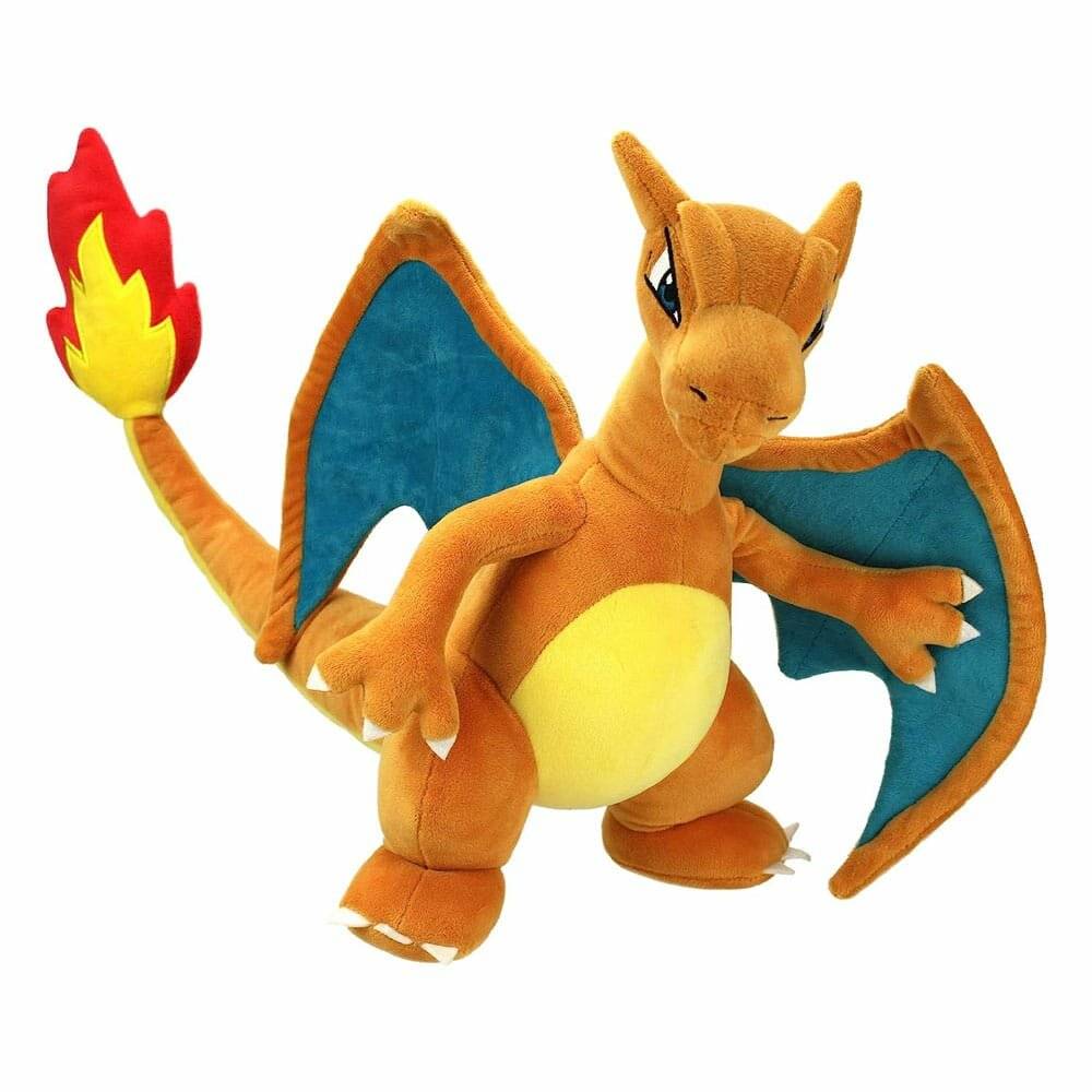 Plüsch-Charizard-Spielzeug mit orangefarbigem Körper, blauen Flügelinnenseiten und einem flammenspitzigen Schwanz auf weißem Hintergrund.