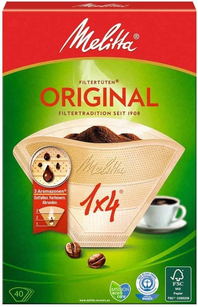 Melitta Original Filterpapierverpackung, die einen 1x4 Kaffeefiltertrichter mit gemahlenen Kaffeebohnen und eine Tasse im Hintergrund zeigt.