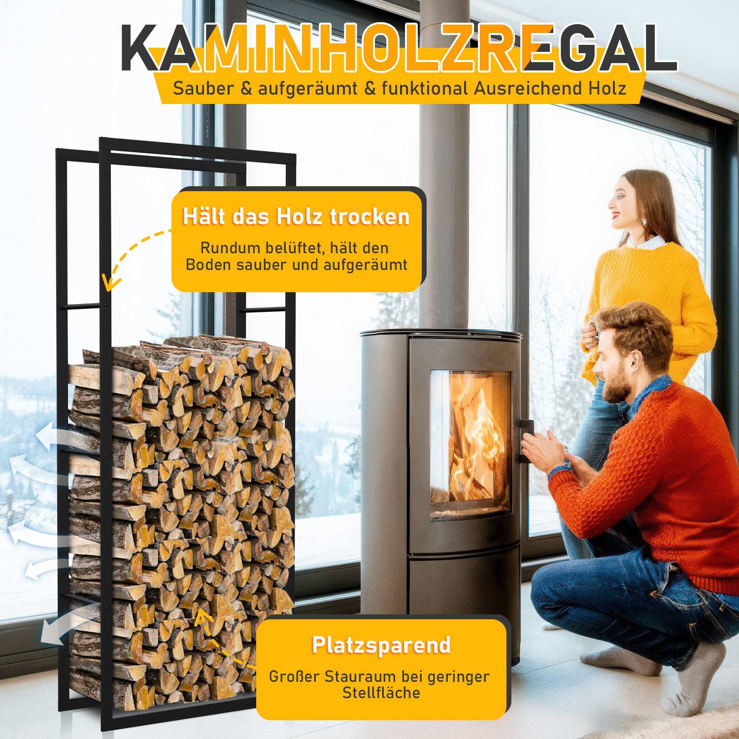 # Modernes schwarzes Metallfeuerholzregal mit der Bezeichnung „KAMINHOLZREGAL" neben einem Ofen in einem hellen Raum, mit einem Mann und einer Frau in der Nähe und Hinweisen zum Trockenhalten von Holz und zum Sparen von Platz.