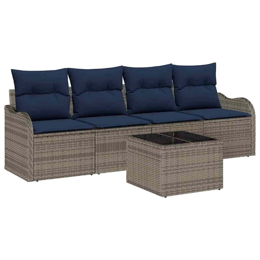 Outdoor-Rattansektionalsofa mit marineblauen Kissen und passendem quadratischem Couchtisch auf weißem Hintergrund.
