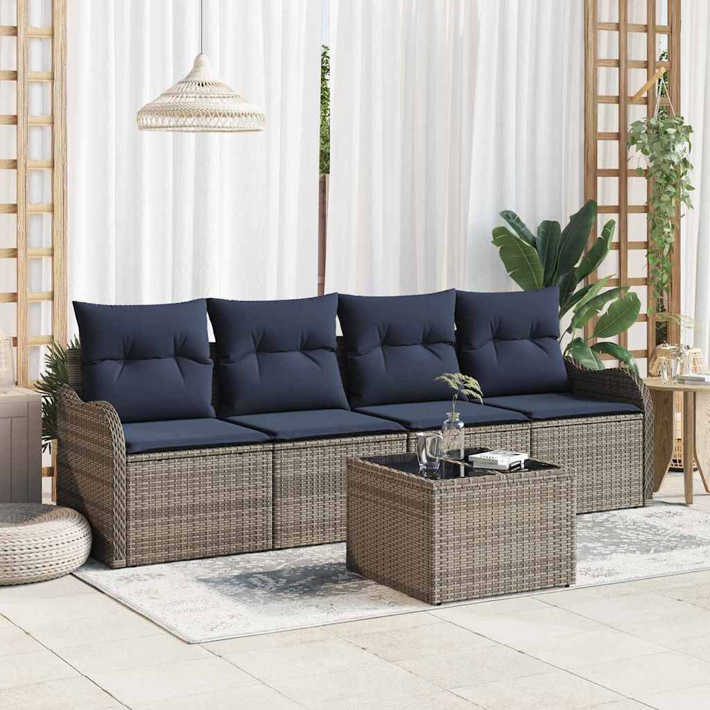 Wicker-Außensektionalsofa mit marineblauen Kissen, passender Couchtisch und hängende Pendelleuchte in einem hellen Terrassensitzbereich.