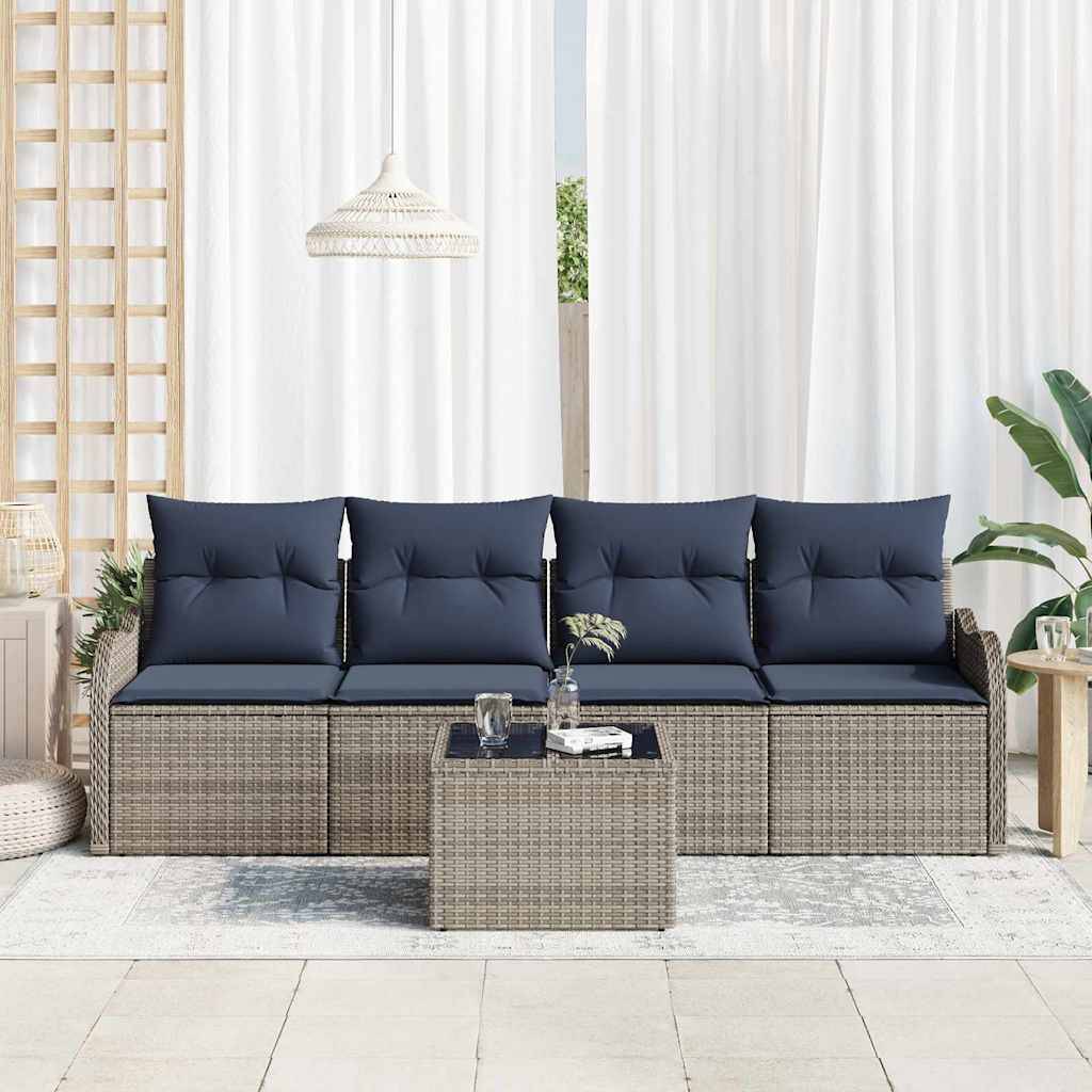 Outdoor-Rattanecksofa mit marineblauen Kissen und passendem Couchtisch in einer hellen Terrassenumgebung.