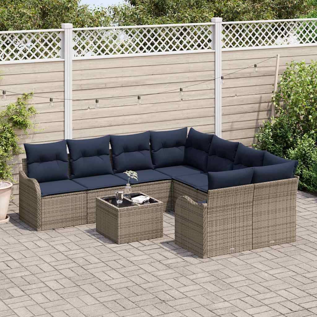 Gartenmöbelset für die Terrasse mit beigem Rattan-Ecksofa, marineblauen Kissen und passendem quadratischen Couchtisch auf einer gepflasterten Terrasse.