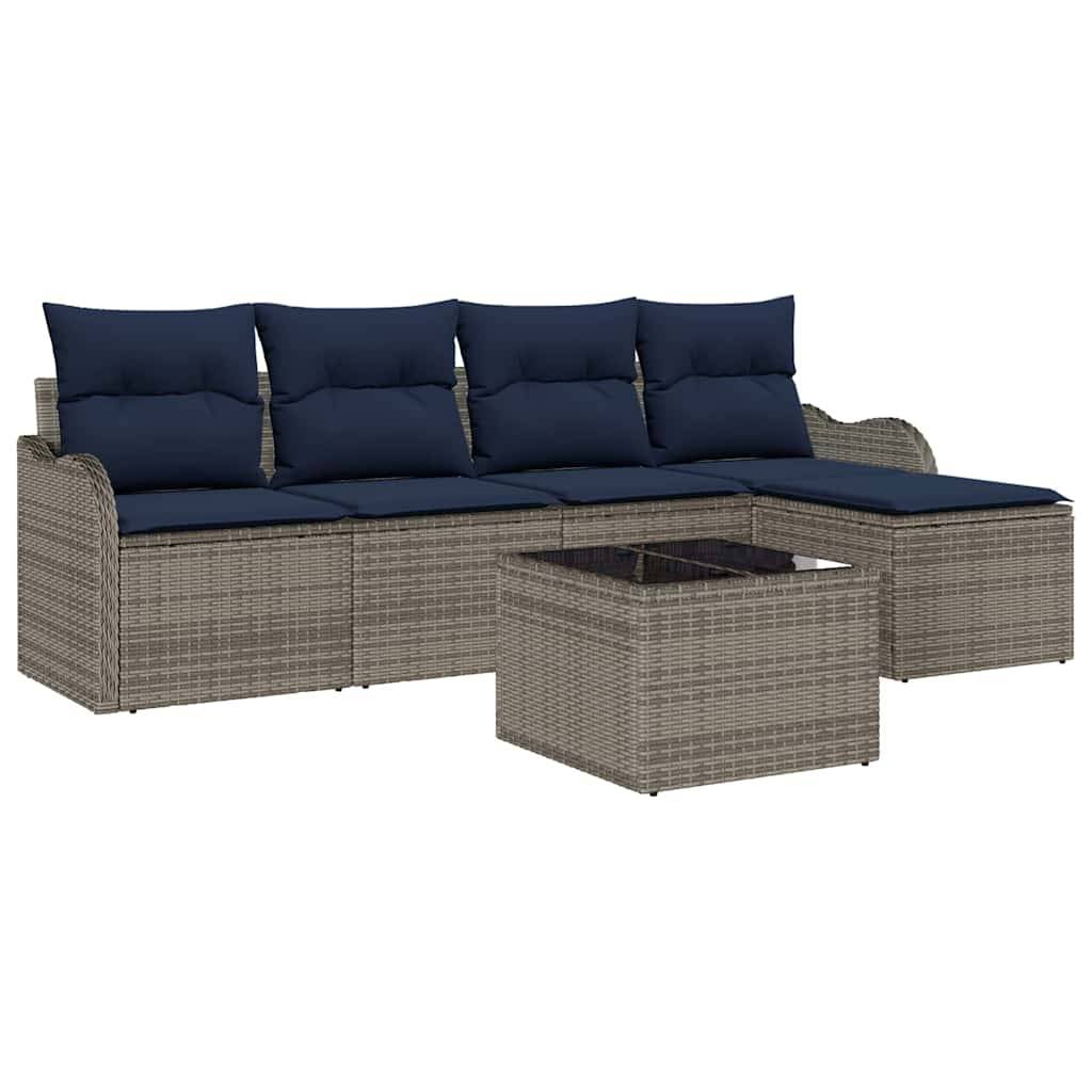 Outdoor-Rattanecksofa mit dunkelblauem Kissen und passendem quadratischem Couchtisch auf weißem Hintergrund.