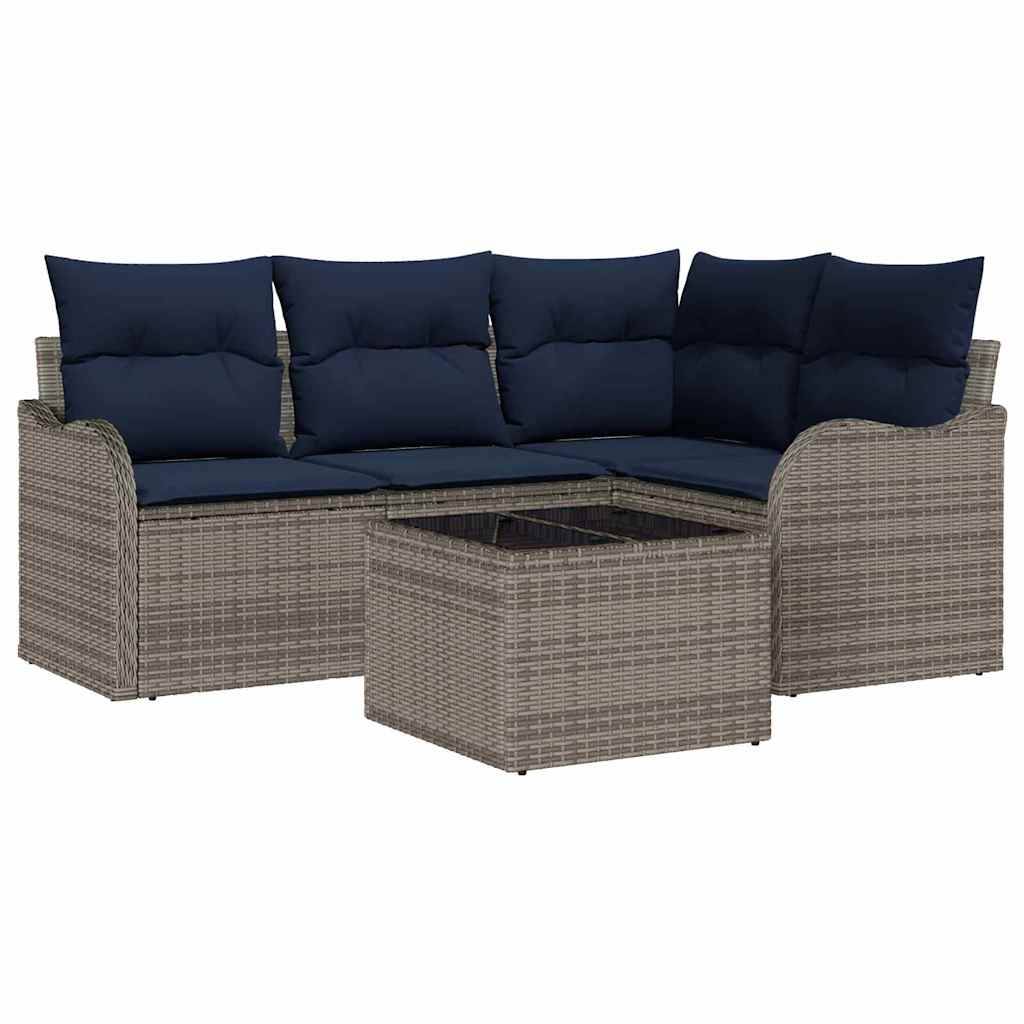 Outdoor-Rattansektionalsofa-Set mit dunkelblauem Kissen und passendem quadratischem Couchtisch auf weißem Hintergrund.