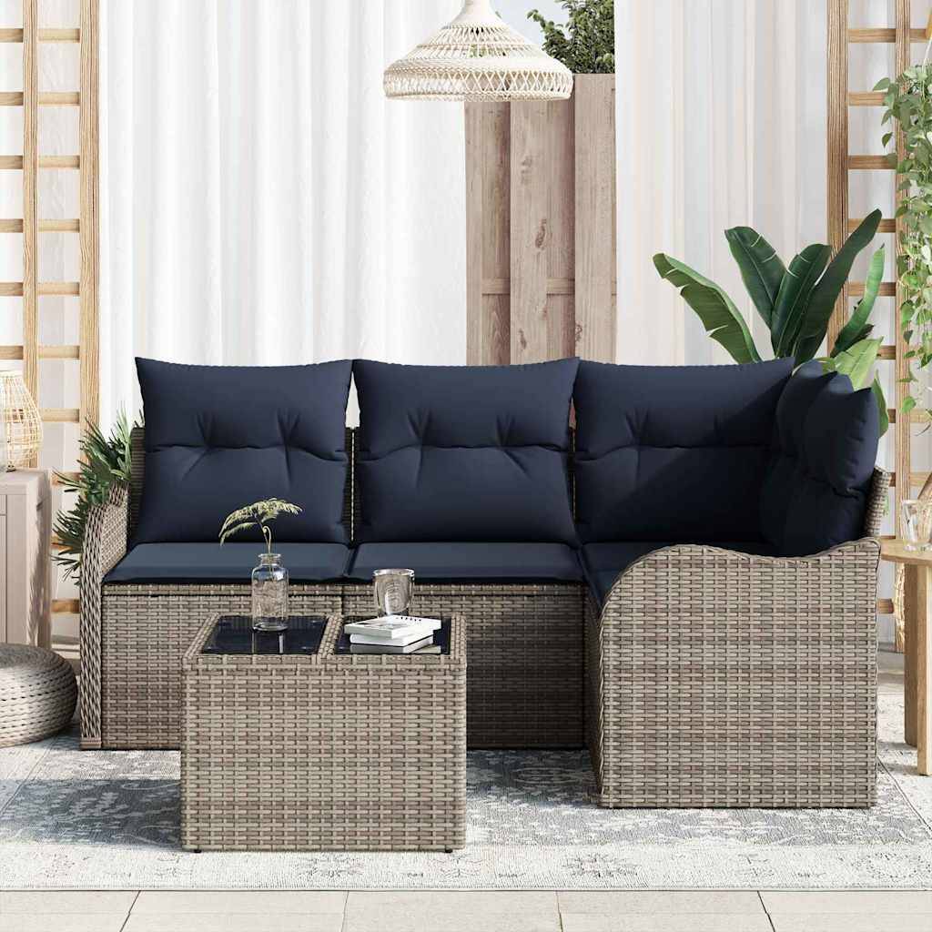 Rattan-Außensofa mit schwarzen Kissen und passendem Couchtisch in einer Terrassen-Umgebung