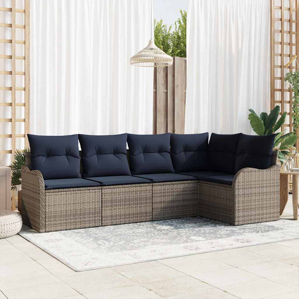 Wickel-L-förmiges Eck-Sofa mit dunkelmarineblauem Polster in einer hellen Terrassenumgebung, mit weißen Vorhängen, Pflanzen und einem hellen Teppich.