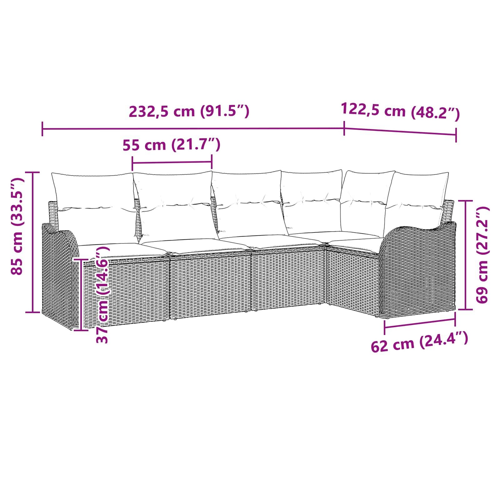 Maßstabgetreue Illustration eines L-förmigen Korbgeflecht-Sektionalsofas mit Kissen, das die Gesamtbreite von 232,5 cm, Seitenlänge von 122,5 cm, Tiefe von 62 cm und Höhen bis zu 85 cm zeigt.