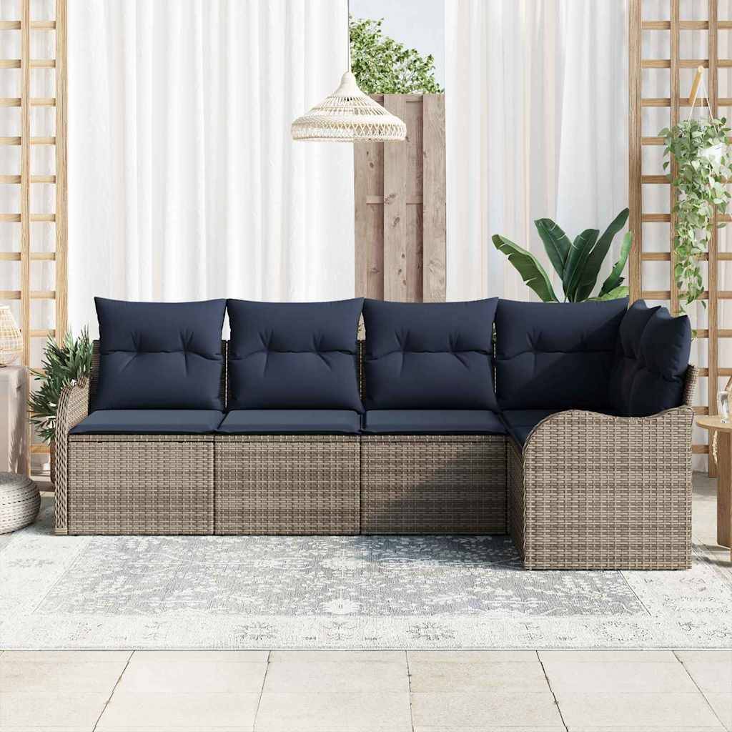 Outdoor-Ecksofa mit dunkelmarineblauem Kissen und gewebtem helltaubenem Rahmen in einer hellen Patioumgebung mit Pflanzen und Vorhängen.