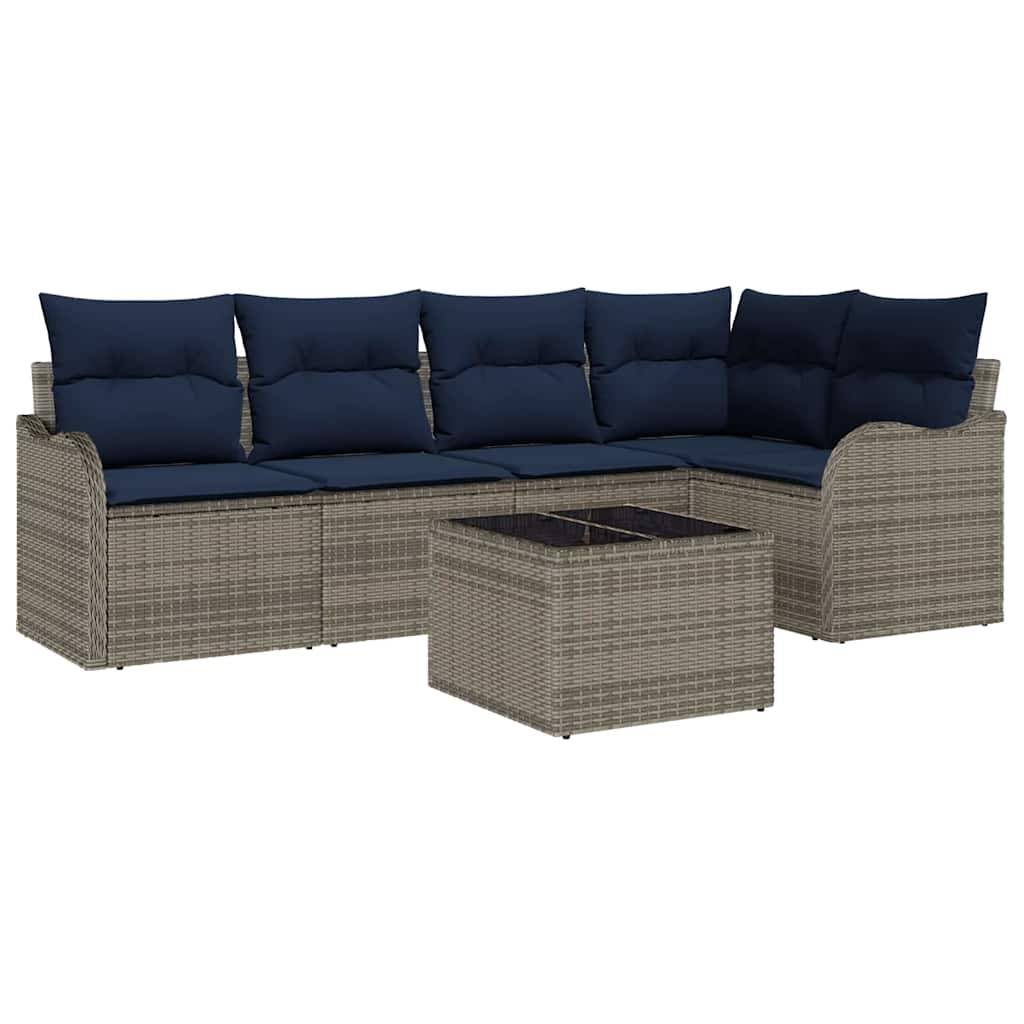 Rattan-Außenbereichs-Ecksofa mit marineblauen Kissen und passendem quadratischen Couchtisch auf weißem Hintergrund.