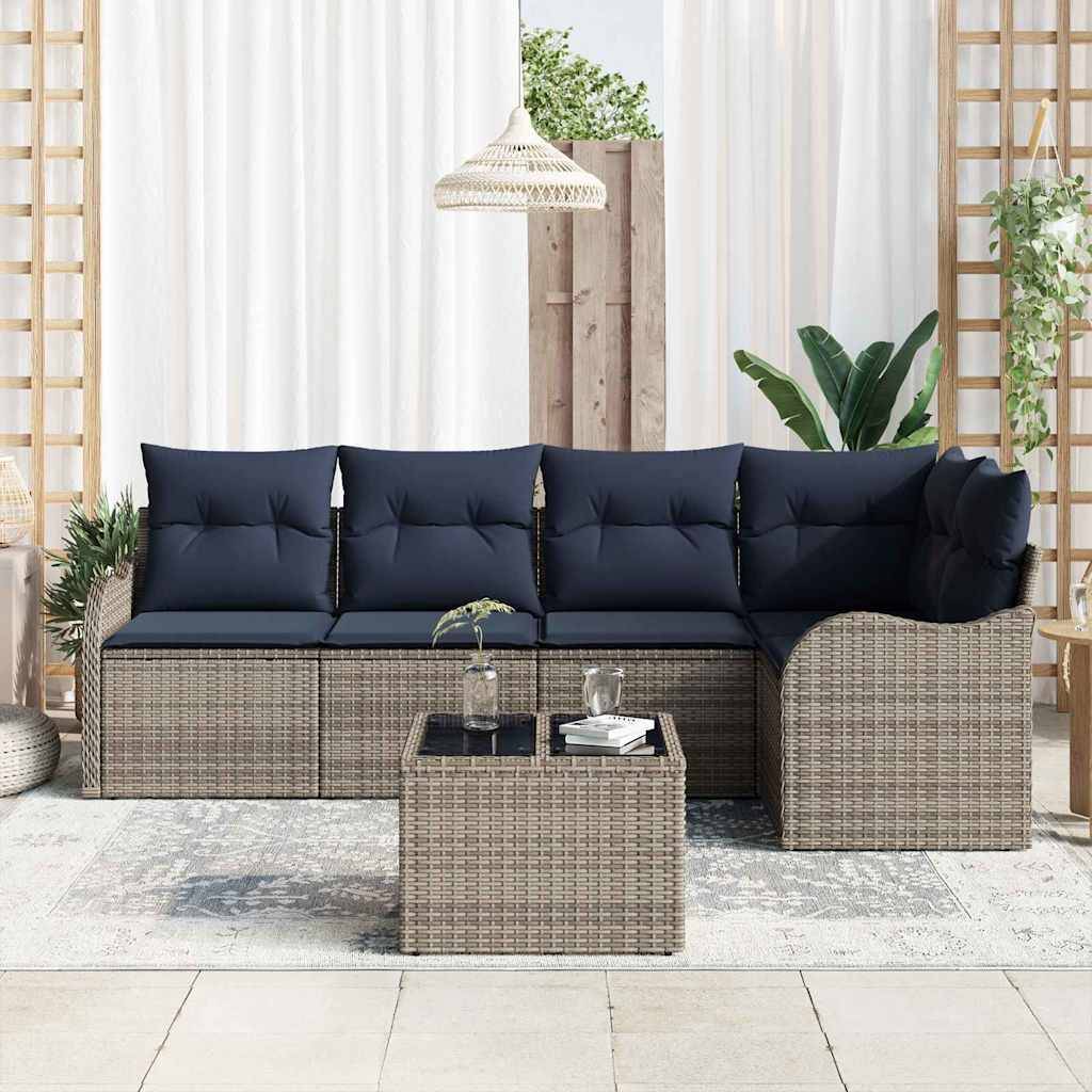 Outdoor-Rattan-Ecksofa mit dunkelblauem Polster und passendem Couchtisch in einer hellen Terrassen- oder Wintergarten-Umgebung.