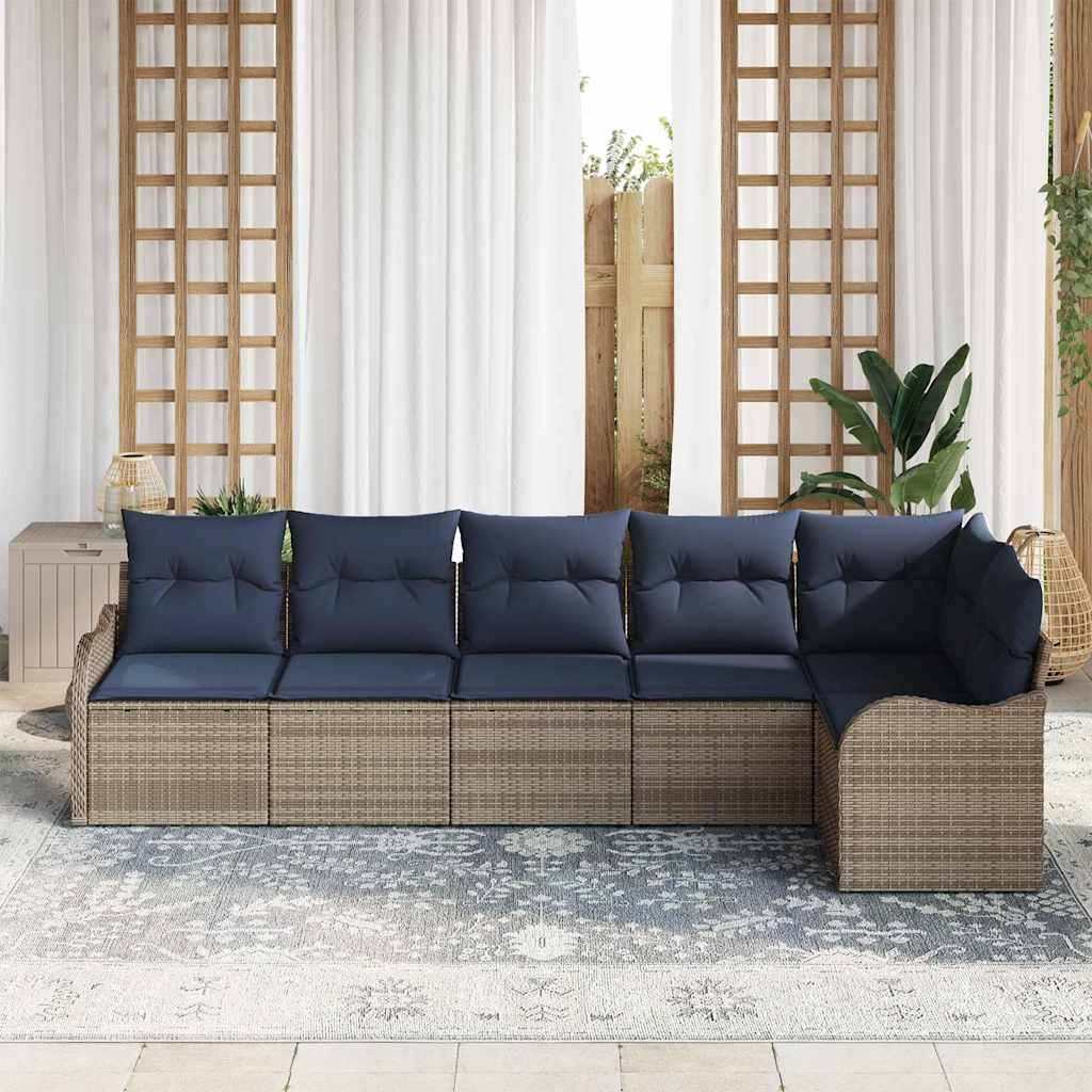 Outdoor-Ecksofa mit marineblauen Kissen und gewebter hellbrauner Basis, angeordnet auf einer Terrasse mit Vorhängen, Pflanzen und einem Teppich.