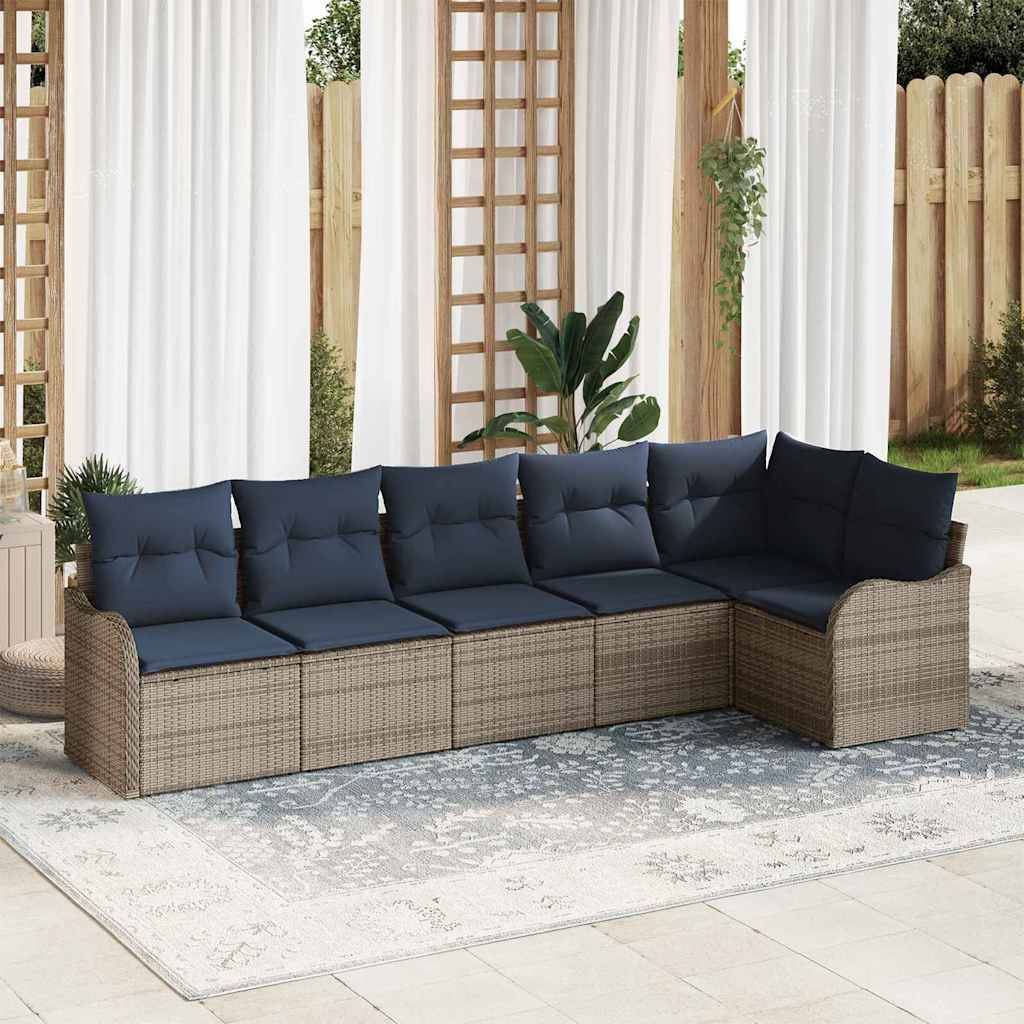 Outdoor-Sektionalsofa aus Korbgeflecht mit dunkelblauem Polsterzubehör, das auf einer Terrasse unter einer Pergola arrangiert ist.