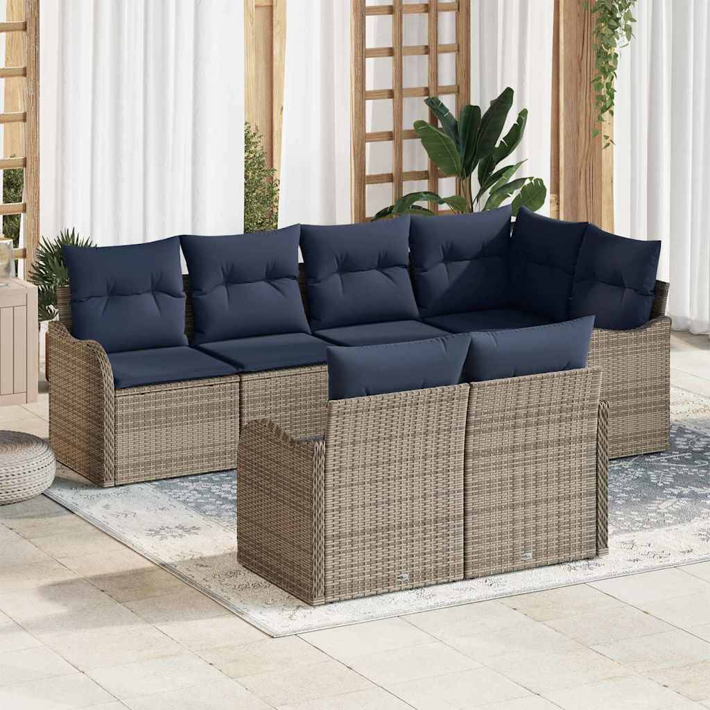 Outdoor-Rattansofa-Set mit dunkelblauem Sitzbezug, das um einen kleinen passenden Tisch in einem hellen, terrassenähnlichen Raum angeordnet ist.