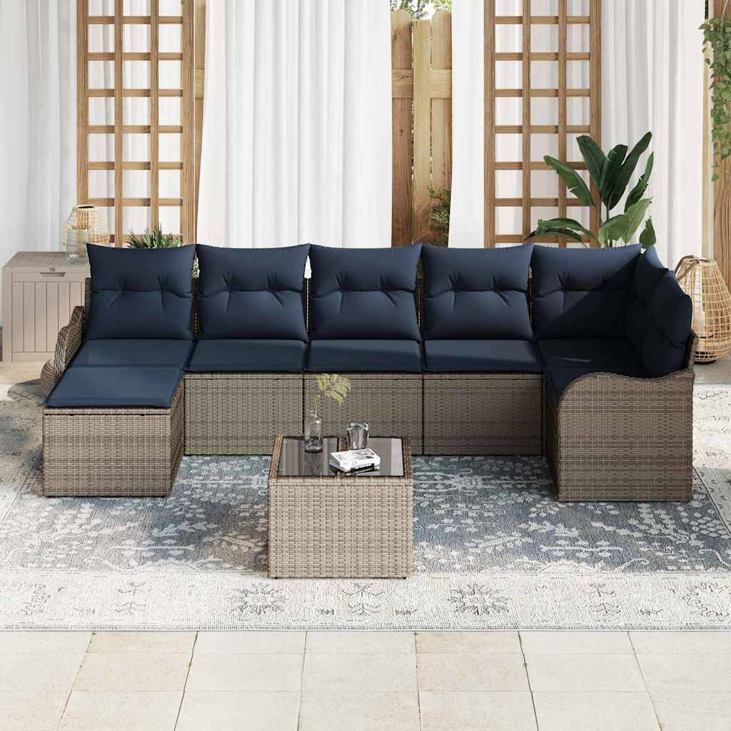 Outdoor-Rattan-Ecksofa mit dunkelblauem Kissen und passendem Couchtisch in einer Terrassenumgebung