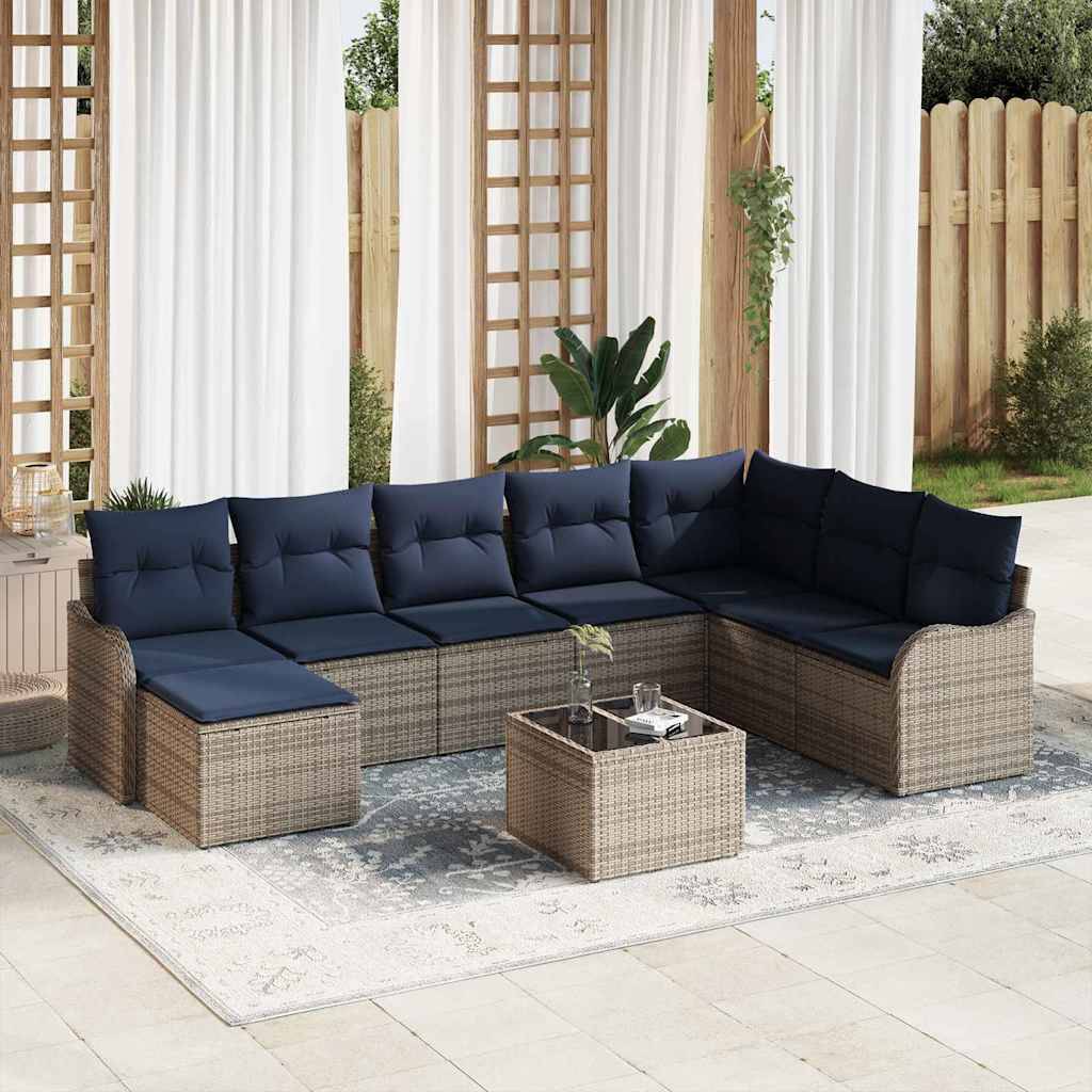 Outdoor-Terrassensektionalsofa mit dunklen Kissen und passendem Korbgeflecht-Couchtisch auf einem hellen Teppich.