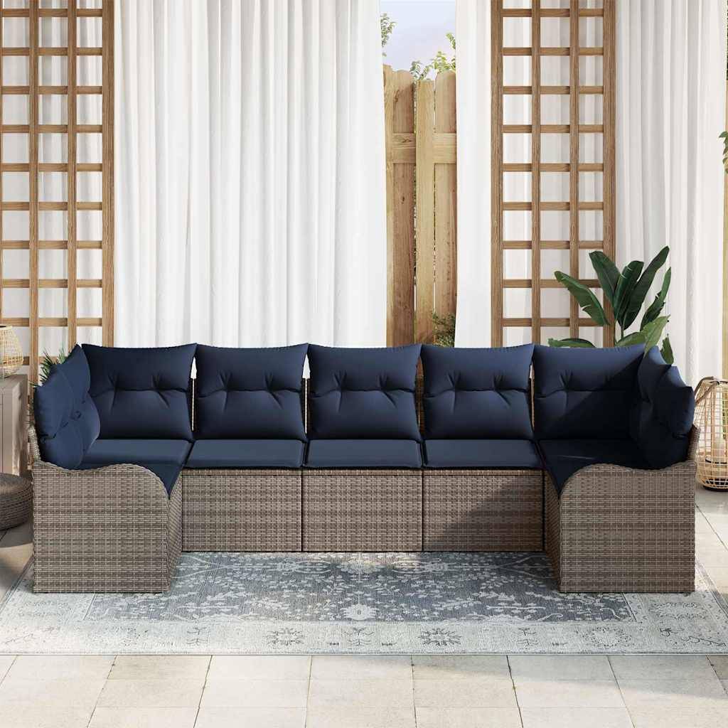 Modulares Außen-Sofa mit marineblauen Kissen und gewebter grauer Basis, gezeigt auf einer Terrasse vor Vorhängen und Pflanzen.