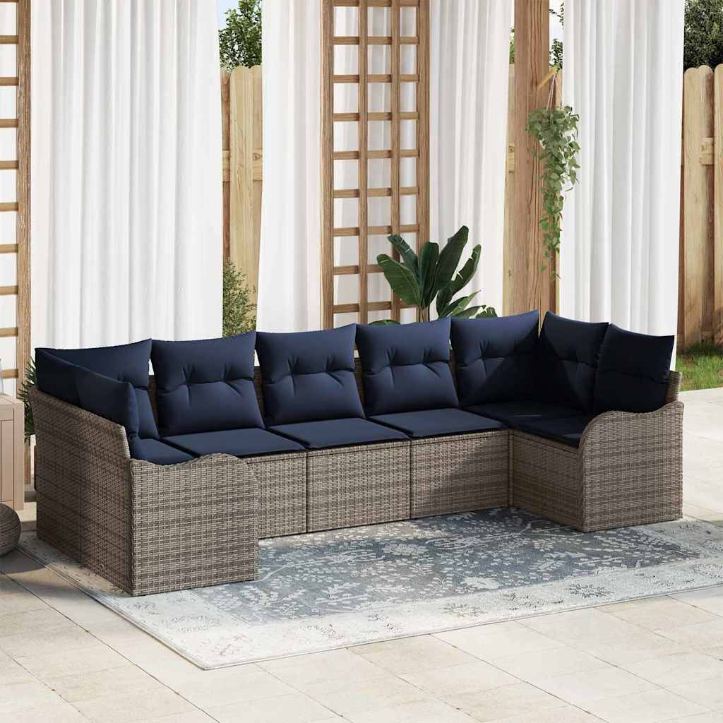 Outdoor-Loungesofa mit marineblauen Kissen und gewebtem Rattanrahmen auf einer Terrasse, dargestellt mit Vorhängen und einem gemusterten Teppich.