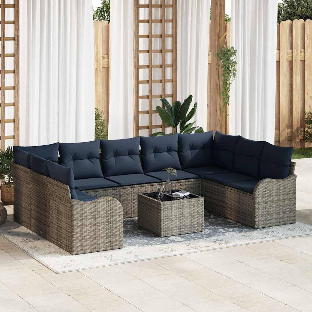 Outdoor-Korbmöbel-Sektionalsofa mit dunklen Kissen und passendem Couchtisch auf einer Terrasse