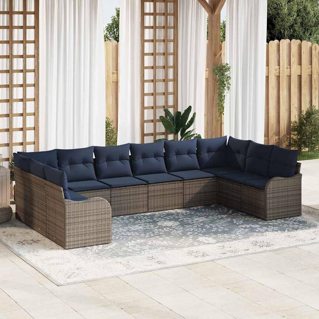 L-förmiges Außen-Ecksofa mit marineblauen Kissen und geflochtenem braunem Rahmen auf einem hellen Teppich in einer Terrassenumgebung.