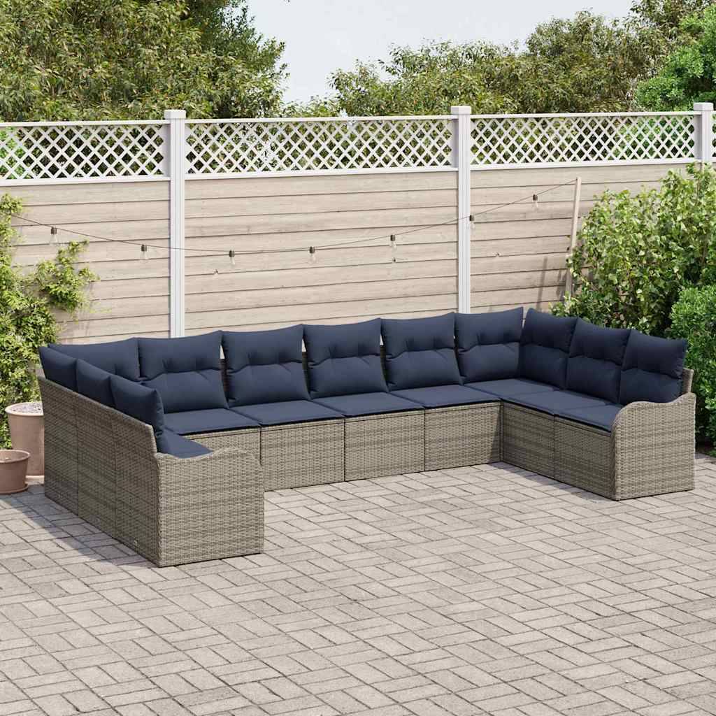 Outdoor-Terrassensessel mit dunklen Kissen in L-Form auf einer gepflasterten Hinterhofsitzfläche angeordnet.