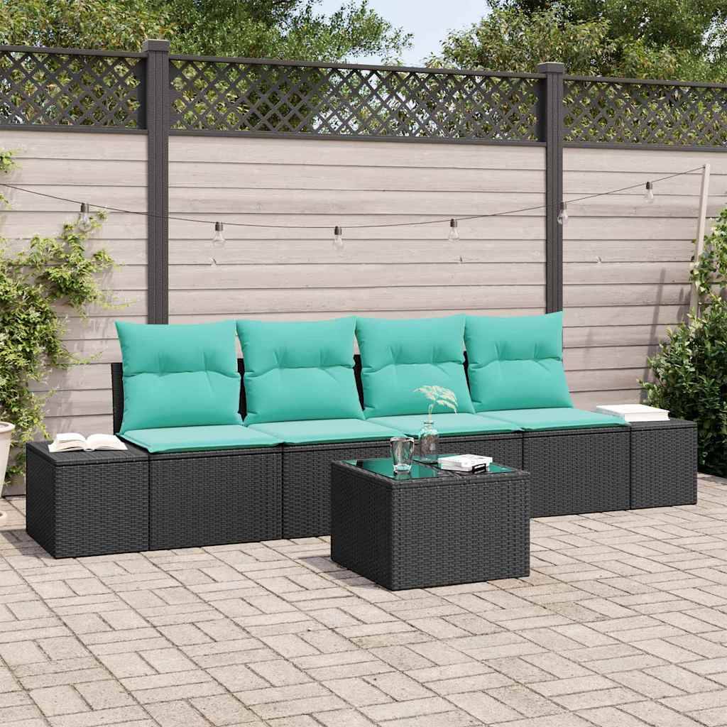 Outdoor-Terrassenmöbel-Set mit schwarzem Rattansofa und Couchtisch, türkisfarbene Kissen, auf einer gepflasterten Terrasse vor einem Holzzaun.
