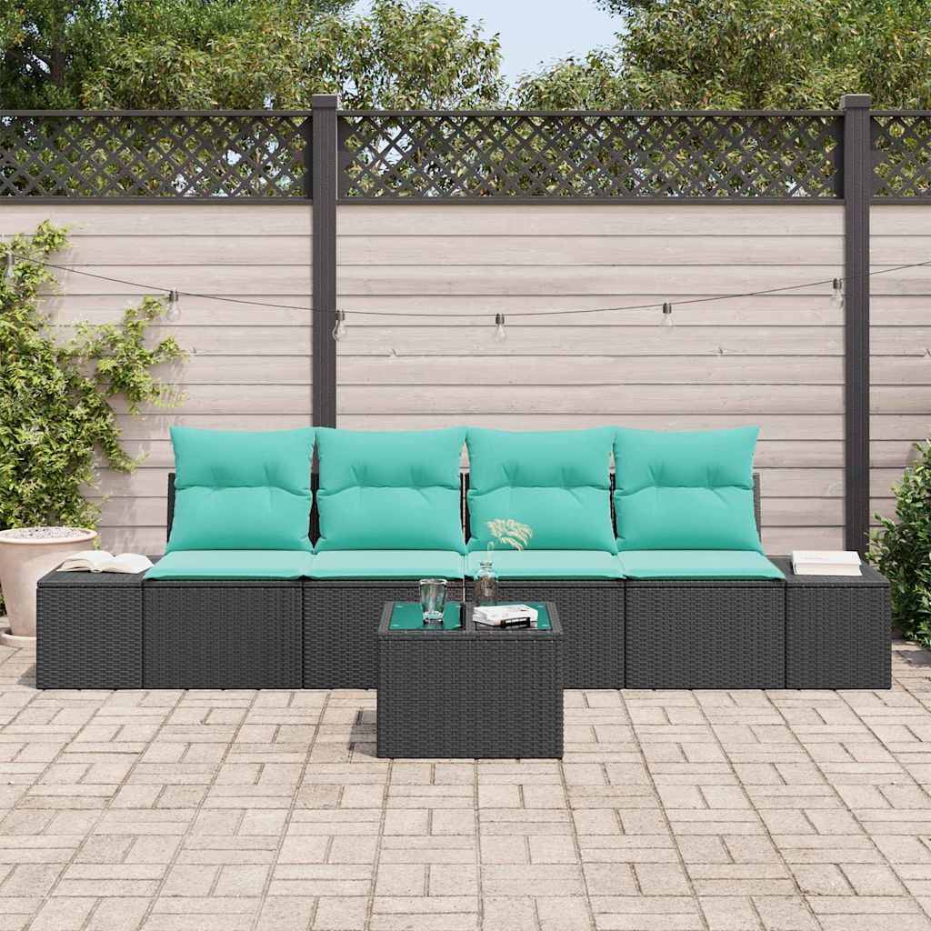 Gartenplatzmöbel-Set mit vier türkisfarbenen Kissen, dunklem geflochtenem Sofa und passendem Couchtisch auf einer gepflasterten Terrasse.