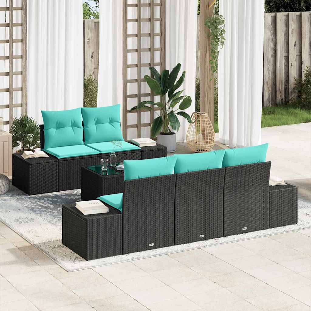 Gartenmöbel-Set für die Terrasse mit dunklen Korbsofas und türkisfarbenen Kissen, die um einen niedrigen Tisch auf einem Teppich angeordnet sind, neben Pflanzen und Vorhängen.