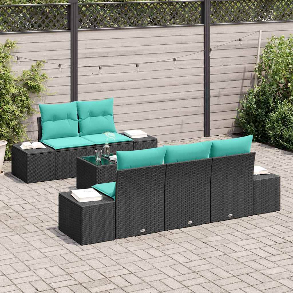 Schwarzes Rattanmöbel-Set für den Außenbereich mit türkisfarbenen Kissen, einschließlich Sofas und einem Couchtisch mit Glastischplatte auf einer gepflasterten Terrasse.