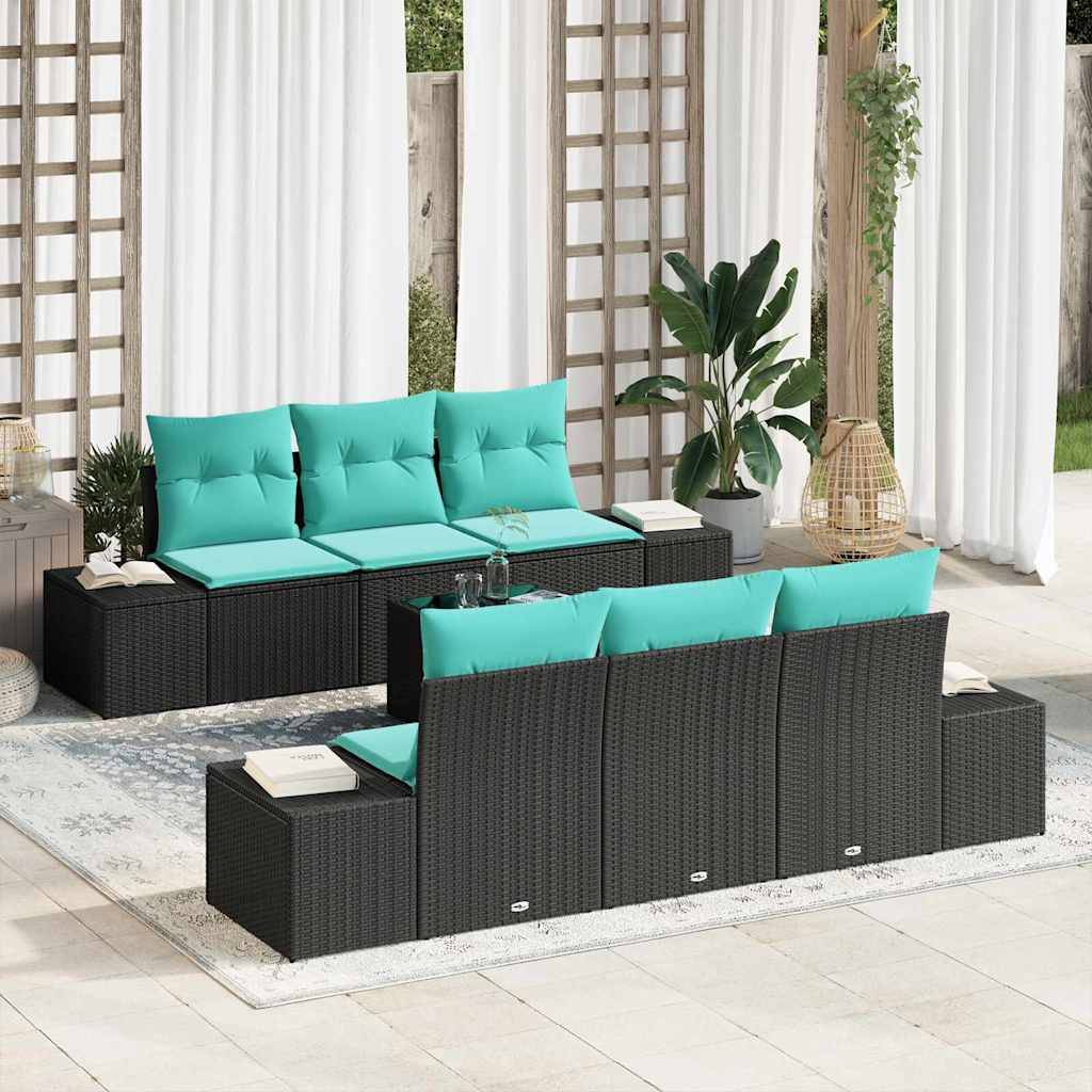 Außenbereich-Sitzgarnitur mit schwarzen geflochtenen Polyrattan-Sofas und aquablauen Kissen, angeordnet um einen kleinen passenden Tisch in einem hellen überdachten Bereich.