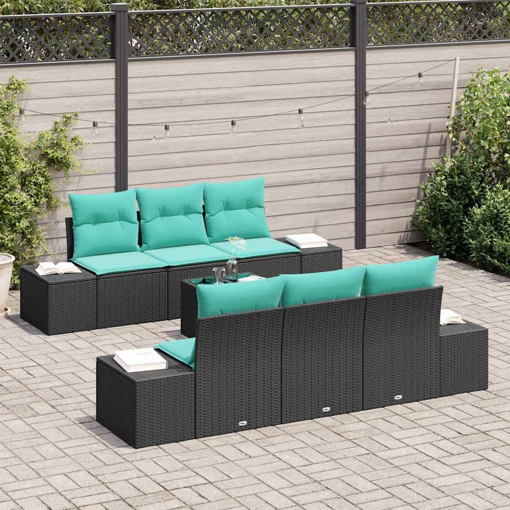 Außenpalettensatz mit zwei schwarzen Rattansofas und türkisfarbenen Kissen auf einer gepflasterten Terrasse mit einem kleinen Tisch angeordnet.