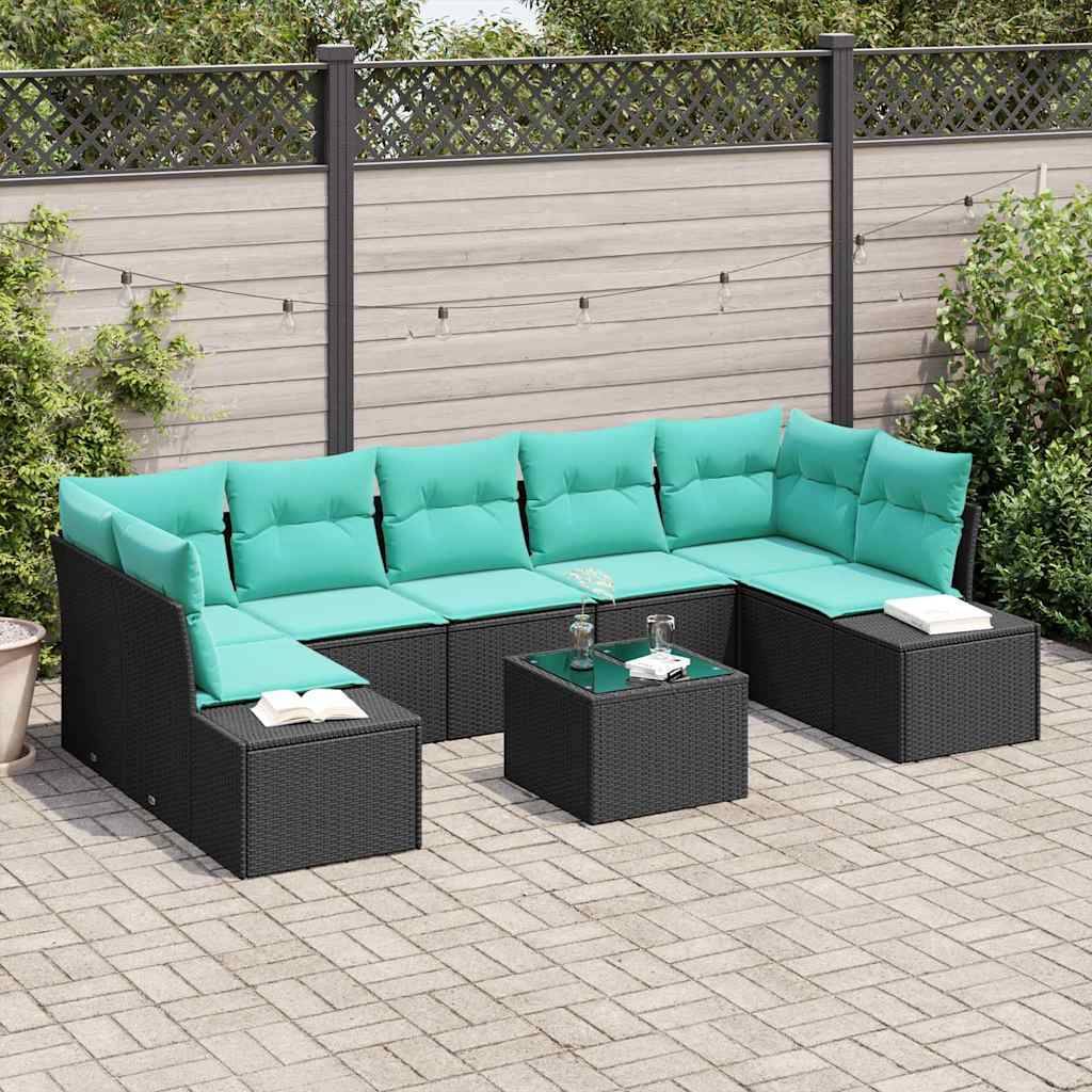 Gartenmöbel-Ecksofa mit türkisen Kissen und schwarzem Rattanrahmen, angeordnet um einen kleinen passenden Couchtisch auf einer gepflasterten Hinterhof-Terrasse.