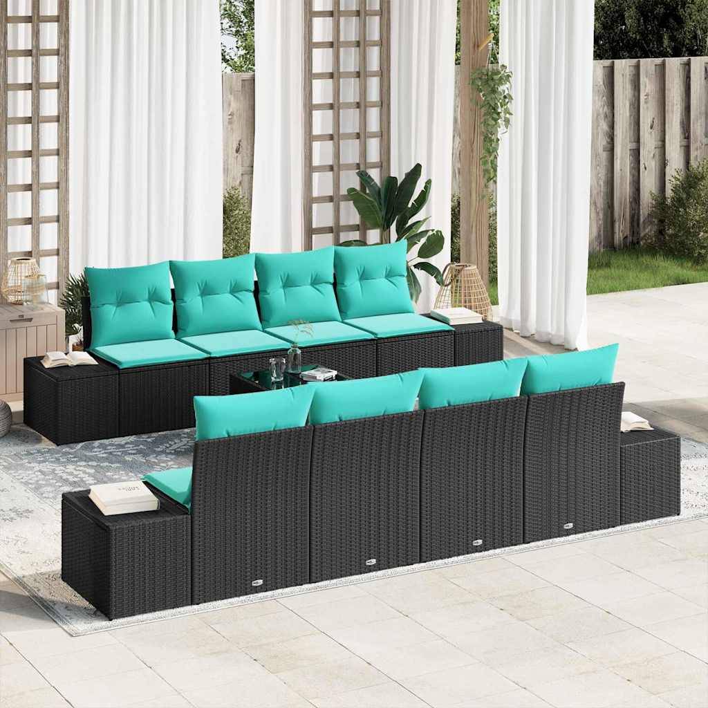 Zwei schwarze Gartensektionalsofas aus Polyrattan mit türkisfarbenen Kissen auf einer Terrasse unter weißen Vorhängen angeordnet, mit einem kleinen gläsernen Couchtisch dazwischen.