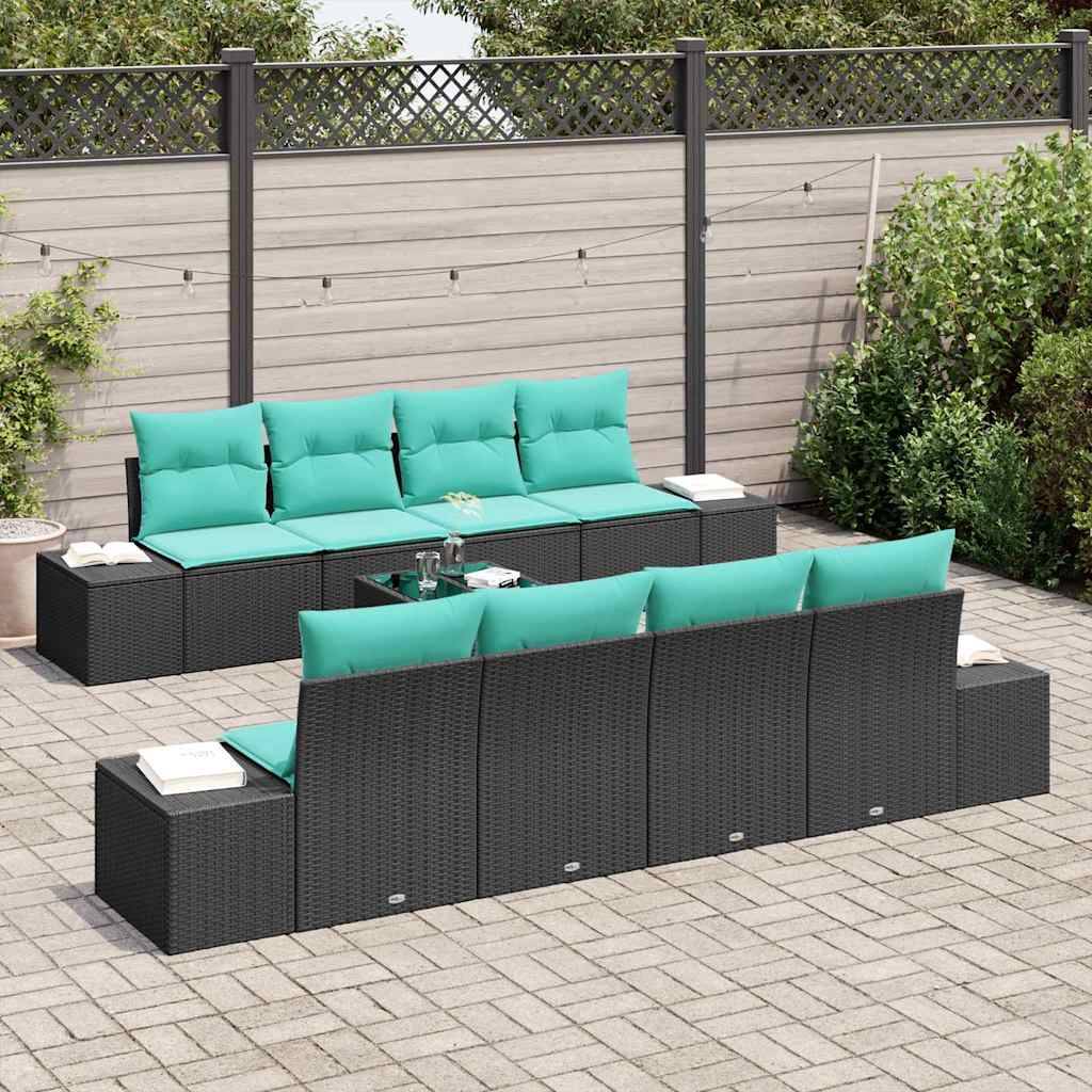 Outdoor-Terrasse mit zwei schwarzen Korbmöbeln-Ecksofas und türkisfarbenen Kissen, die um einen kleinen Glaskaffeetisch auf einer gepflasterten Terrasse angeordnet sind.