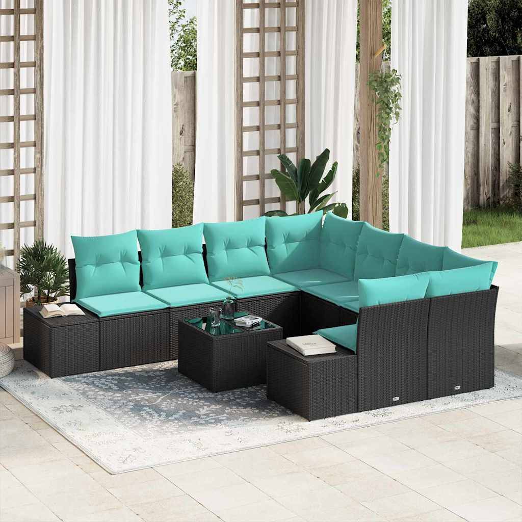 Outdoor-Lounge-Sofa mit türkisfarbenen Kissen und schwarzem Rattangestell um einen kleinen Couchtisch mit Glastablett auf einem Teppich unter einer überdachten Veranda.