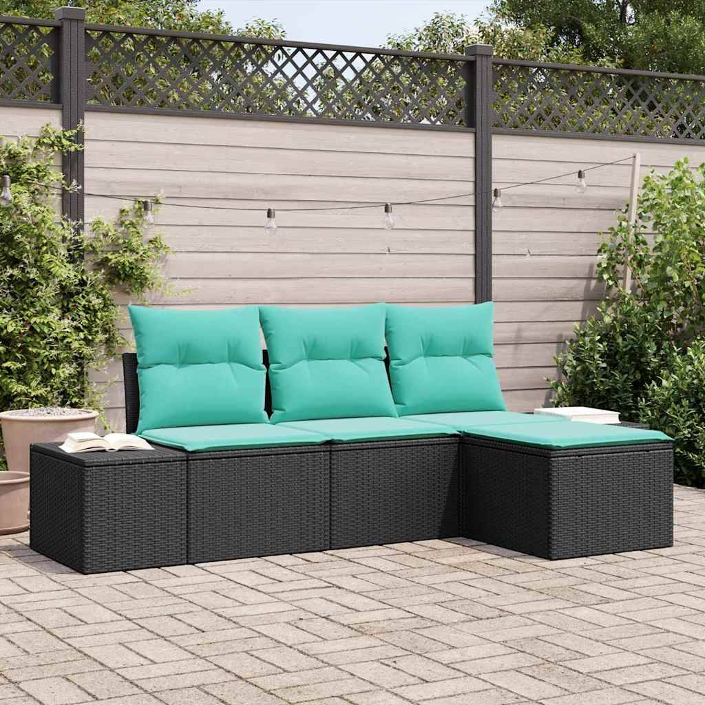 Outdoor-Terrassensektionalsofa mit türkisen Kissen und einem dunklen Rattanrahmen, neben einem Zaun und Lichterketten angeordnet.