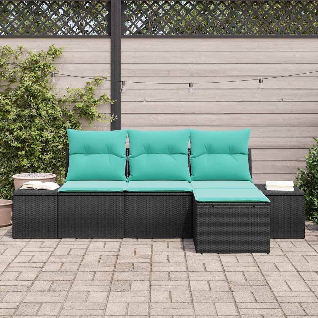 Outdoor-Sofa aus schwarzem Geflecht mit türkisfarbenen Kissen, einer Récamiere auf der rechten Seite und einem kleinen Beistelltisch in einer gepflasterten Gartenanlage.