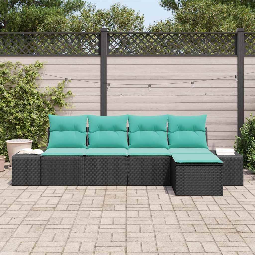 Modulares Outdoor-Sofa mit Teakissen und schwarzem Rattanrahmen, angeordnet vor einem Zaun in einem Gartensitzbereich.