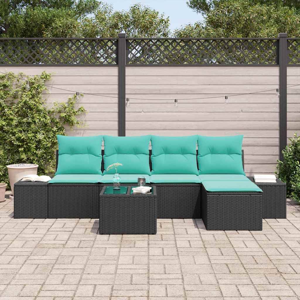 Gartenteile-Sitzmöbel mit schwarzer Polyrattan-Eckgarnitur, türkisfarbenen Kissen und passendem Couchtisch auf einer gepflasterten Terrasse vor einer Zaun-Wand.