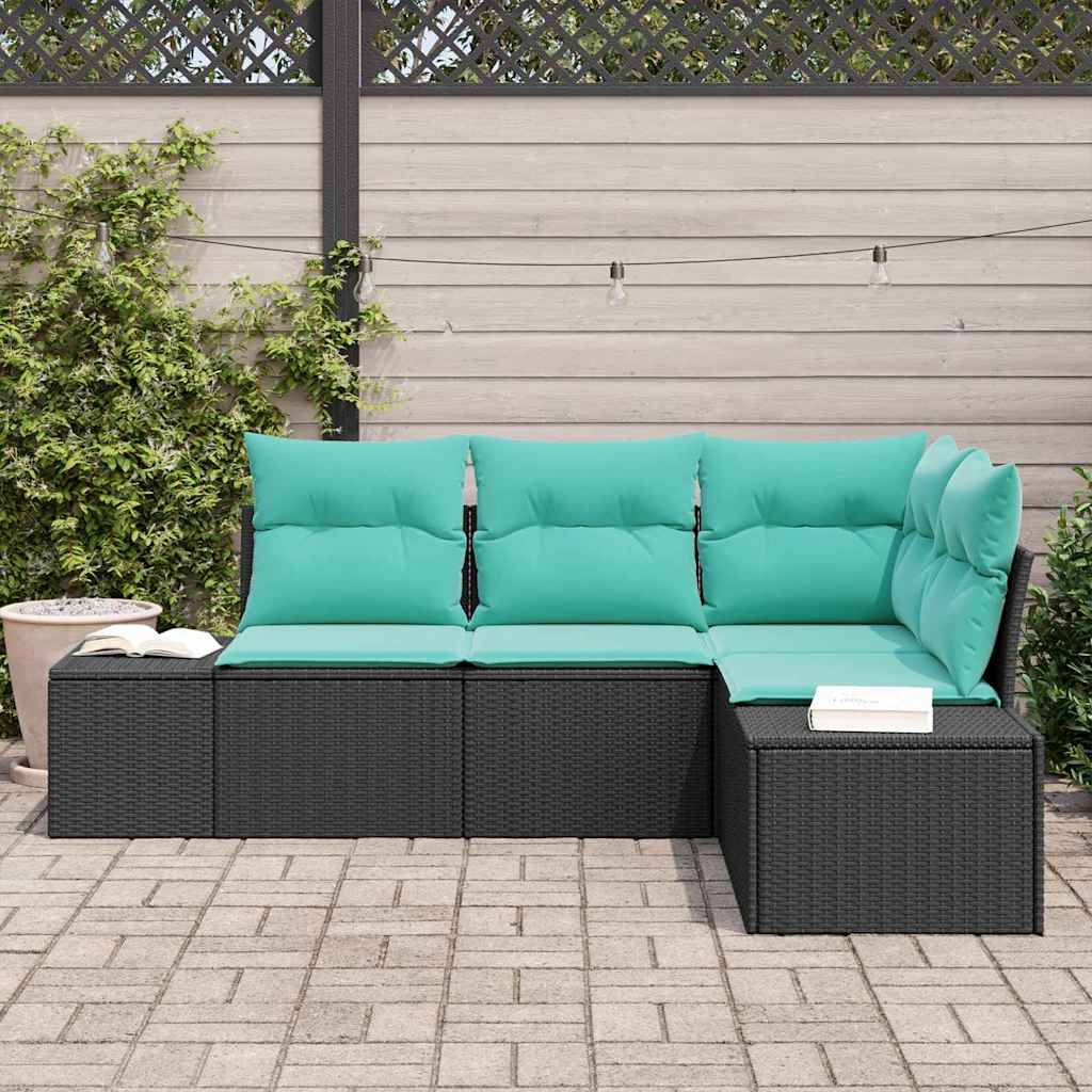 Outdoor-Terrassensektionalsofa mit türkisfarbenen Kissen und schwarzen Rattanrahmen, um eine Ecke auf einer gepflasterten Terrasse neben einer Wand und Topfpflanzen angeordnet.