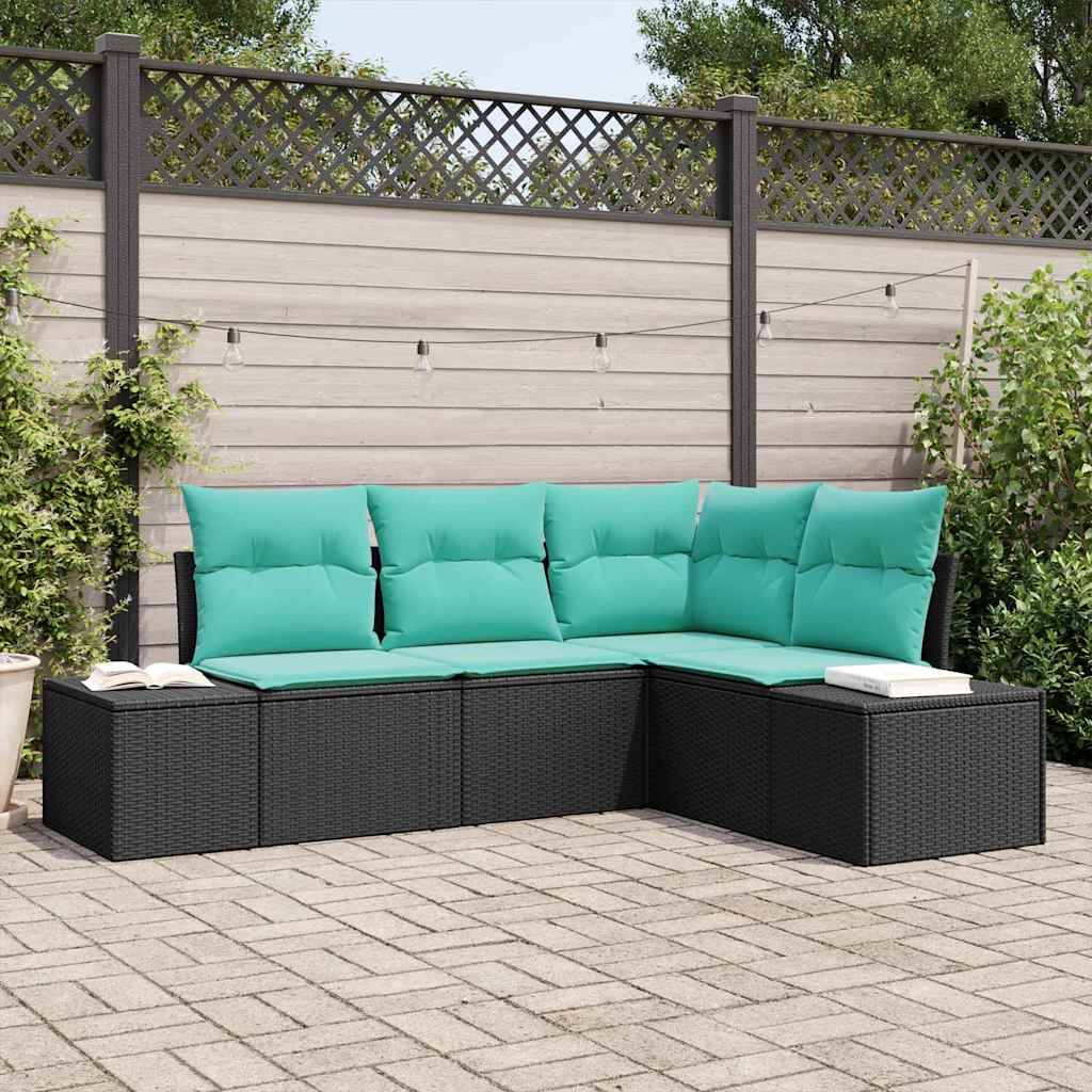 Outdoor-Terrassensektionalsofa mit schwarzer Rattanbasis und türkisfarbenen Kissen, in L-Form auf einer gepflasterten Terrasse mit Lichterketten und Pflanzen angeordnet.