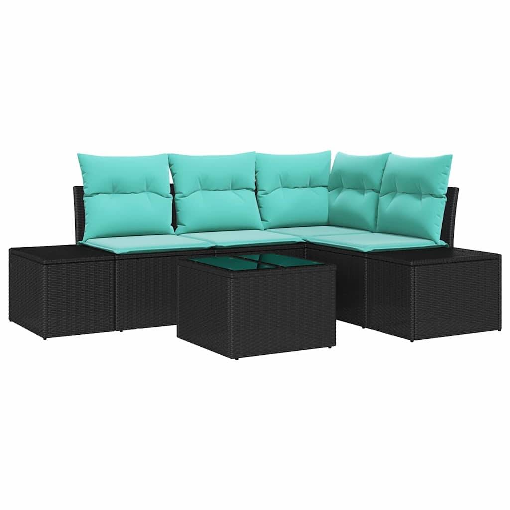 Schwarze Korbgeflecht-Außensektionalcouch mit türkisfarbenen Kissen und passendem Mitteltisch auf weißem Hintergrund.