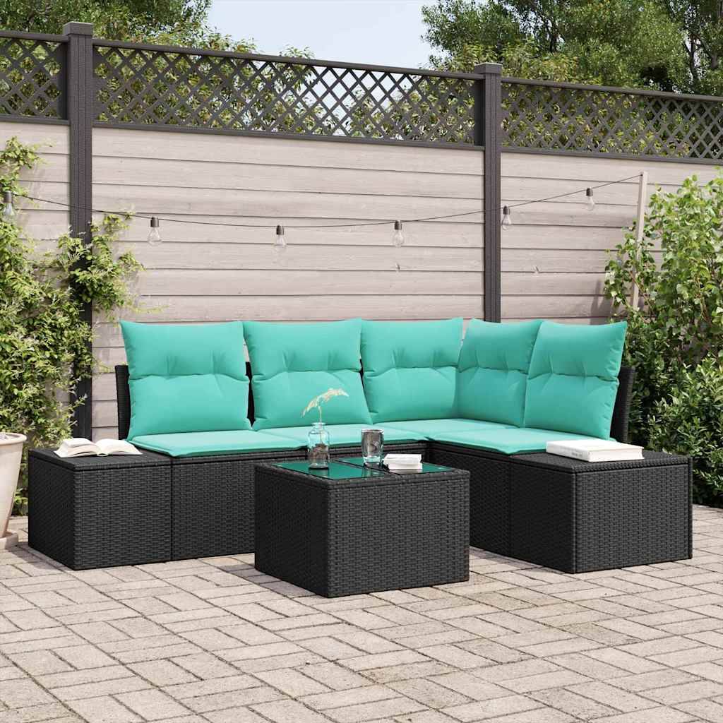 Outdoor-Sitzmöbel mit Ecksofa in Türkis, schwarzen Rattantischen und Lichterketten vor einem Holz-Sichtschutzzaun.