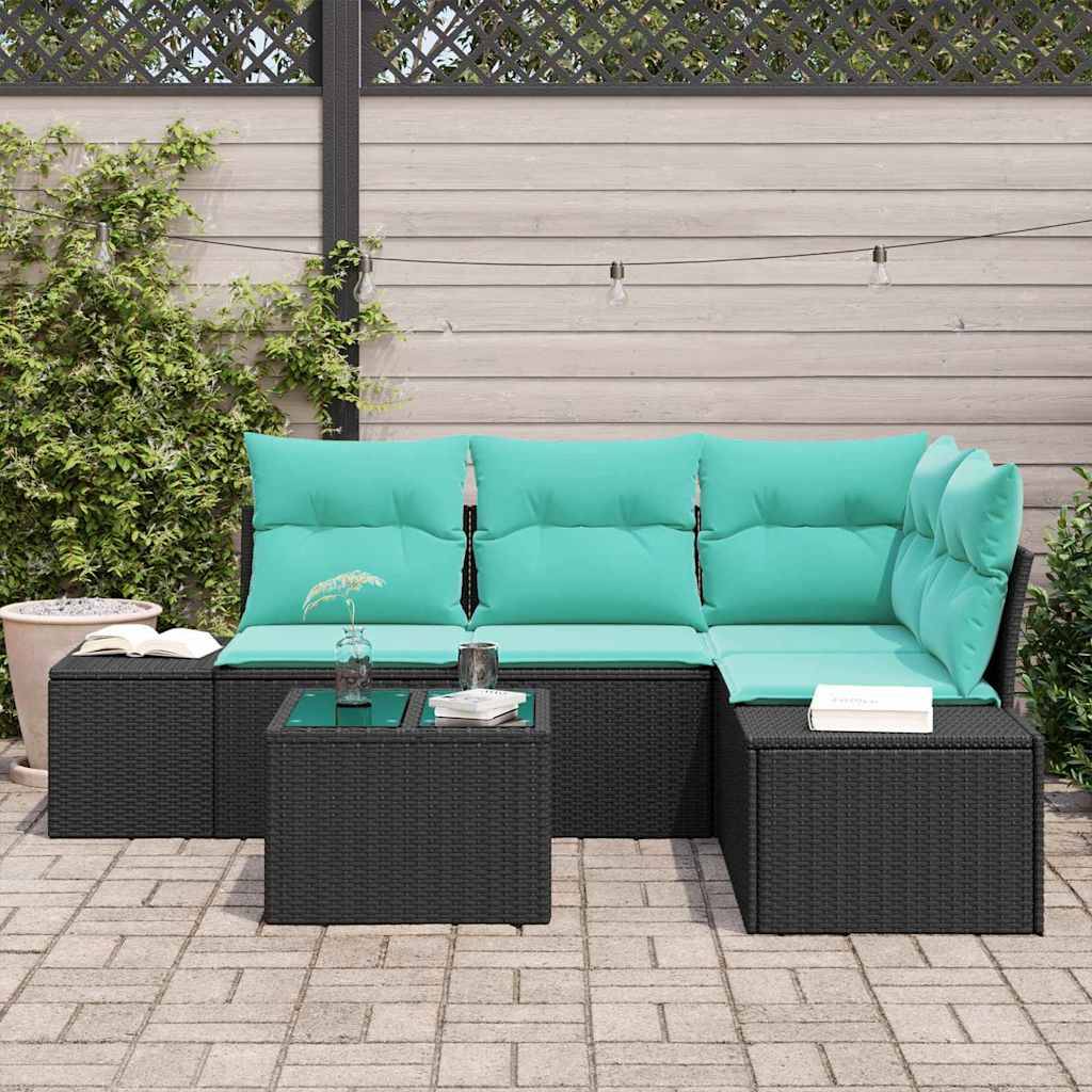 Gartenmöbel-Set für die Terrasse mit türkisfarbenen Polstern und schwarzen geflochtenen Rattantischen, angeordnet vor einem Holzzaun und einer gepflasterten Terrasse.