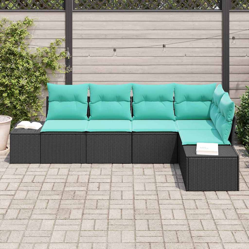 Outdoor-Ecklounge-Möbel in L-Form mit türkisfarbenen Kissen und dunkelgeflochtenem Rahmen auf einer gepflasterten Hofterrasse vor einem Zaun, mit Büchern auf den Armlehnen.