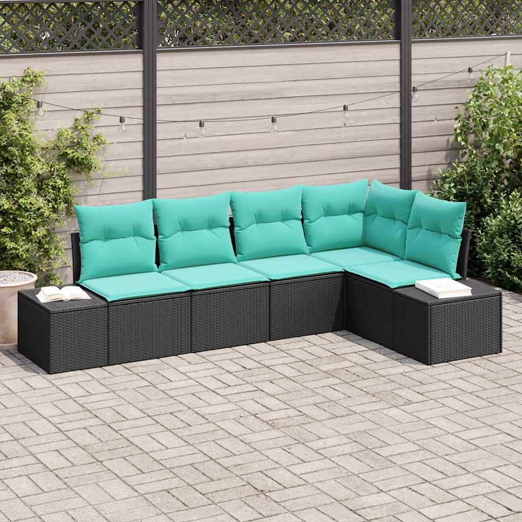 Outdoor-Ecksofa mit türkisfarbenen Kissen und dunkel gewebter Basis in einer Terrassen-Gartenumgebung, mit Beistelltischen und Lichterketten im Hintergrund.