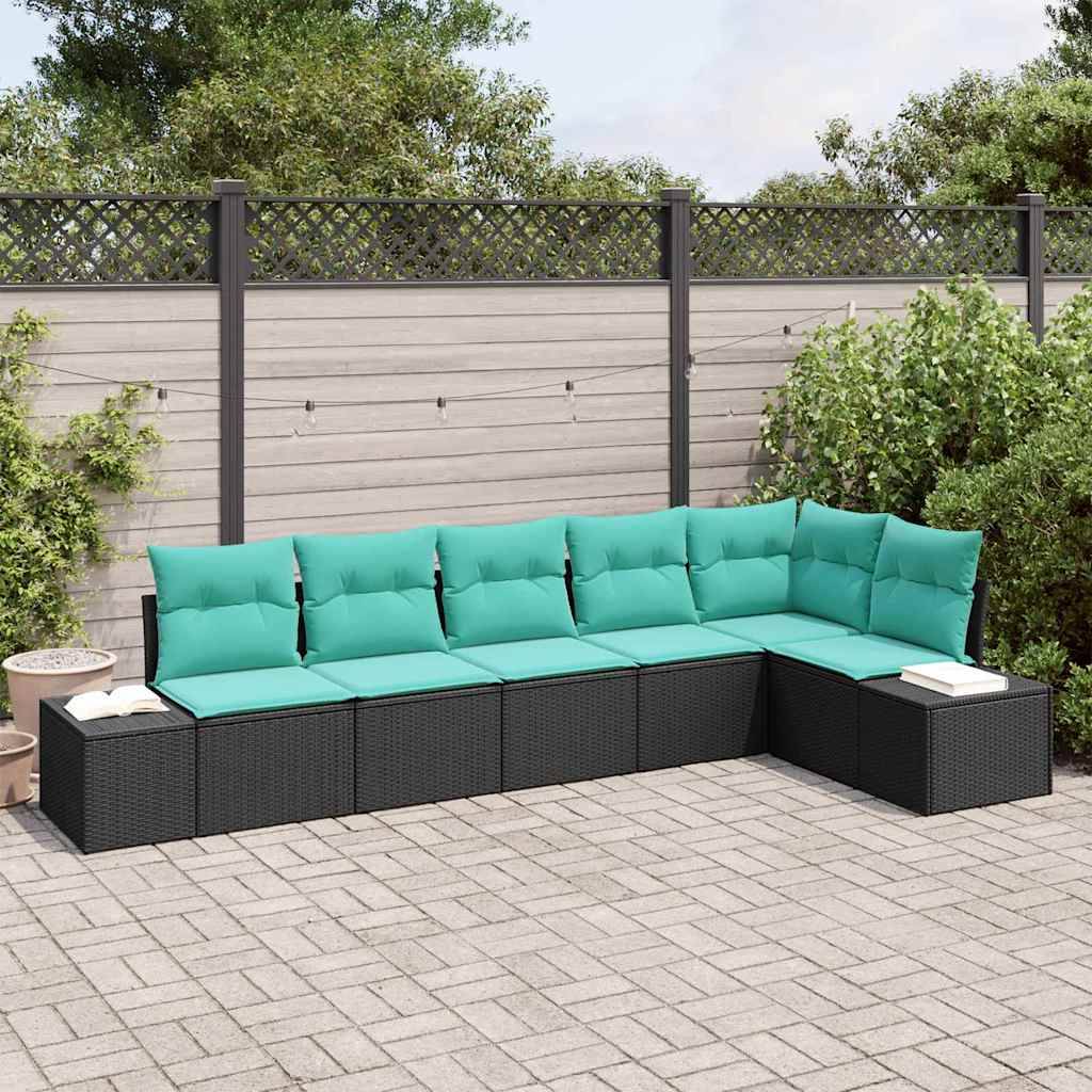 Schwarzes Korbgeflecht-Modulsofa mit Tealkissen in L-Form auf einer gepflasterten Terrasse mit Garten- und Zaun-Hintergrund angeordnet.